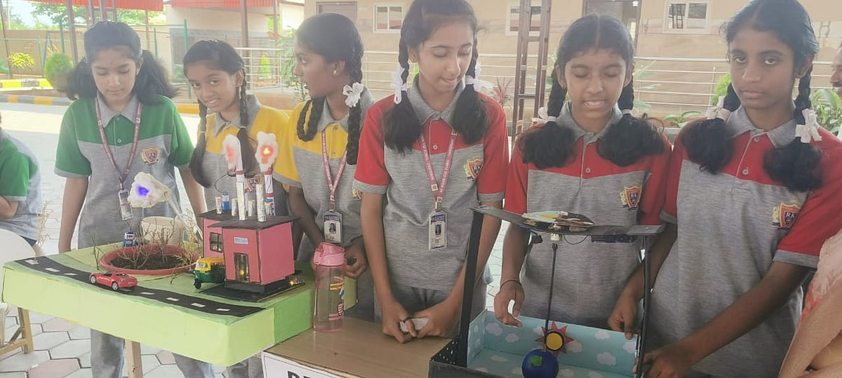 ಶಾಲೆಯಲ್ಲಿ ವಿಜ್ಞಾನ ವಸ್ತು ಪ್ರದರ್ಶನ