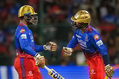 ಗೆಲುವಿನ ಸಂಭ್ರಮದಲ್ಲಿ ದಿನೇಶ್‌ ಕಾರ್ತಿಕ್‌ ಹಾಗೂ ಮಹಿಪಾಲ್ ಲೊಮ್ರೊರ್