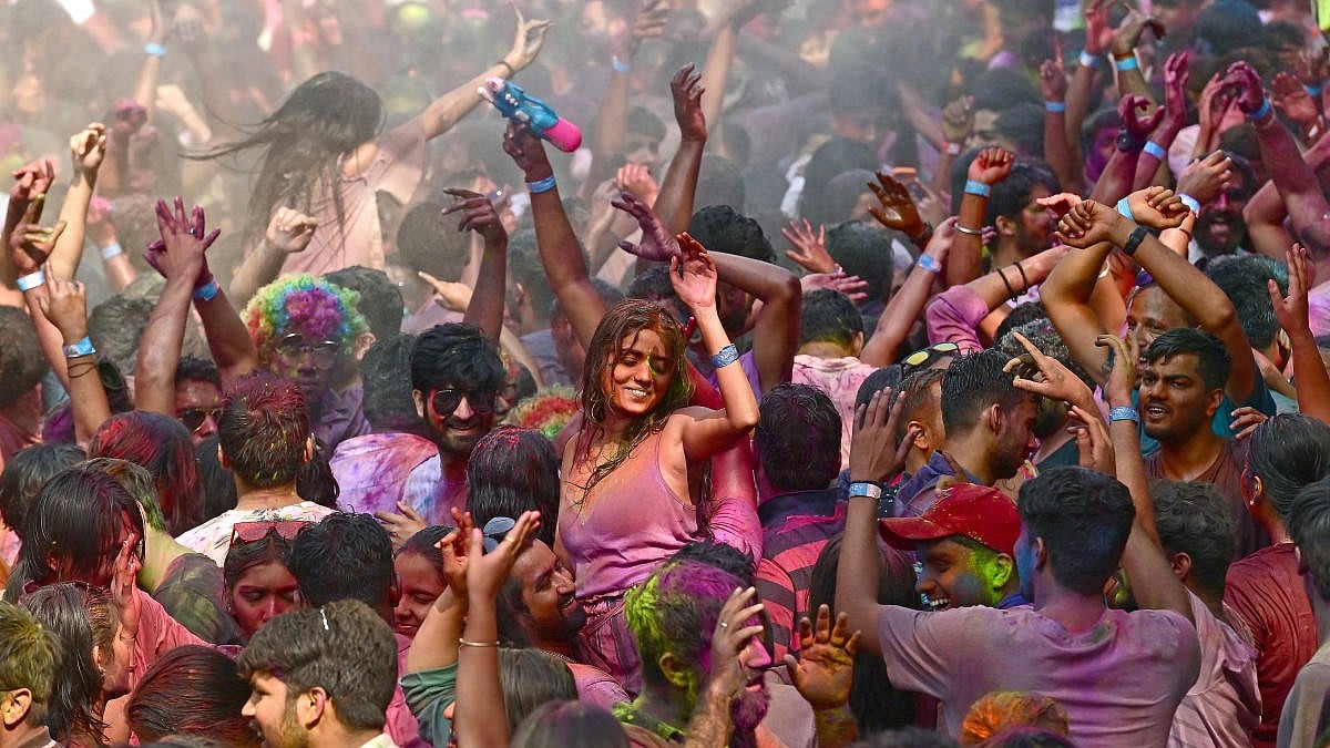 ಹೋಳಿಹಬ್ಬ: ಮುಖಕ್ಕೆ ಅಂಟಿದ ಬಣ್ಣ ಹೋಗಲಾಡಿಸುವ ಸುಲಭ ವಿಧಾನ ಇಲ್ಲಿದೆ