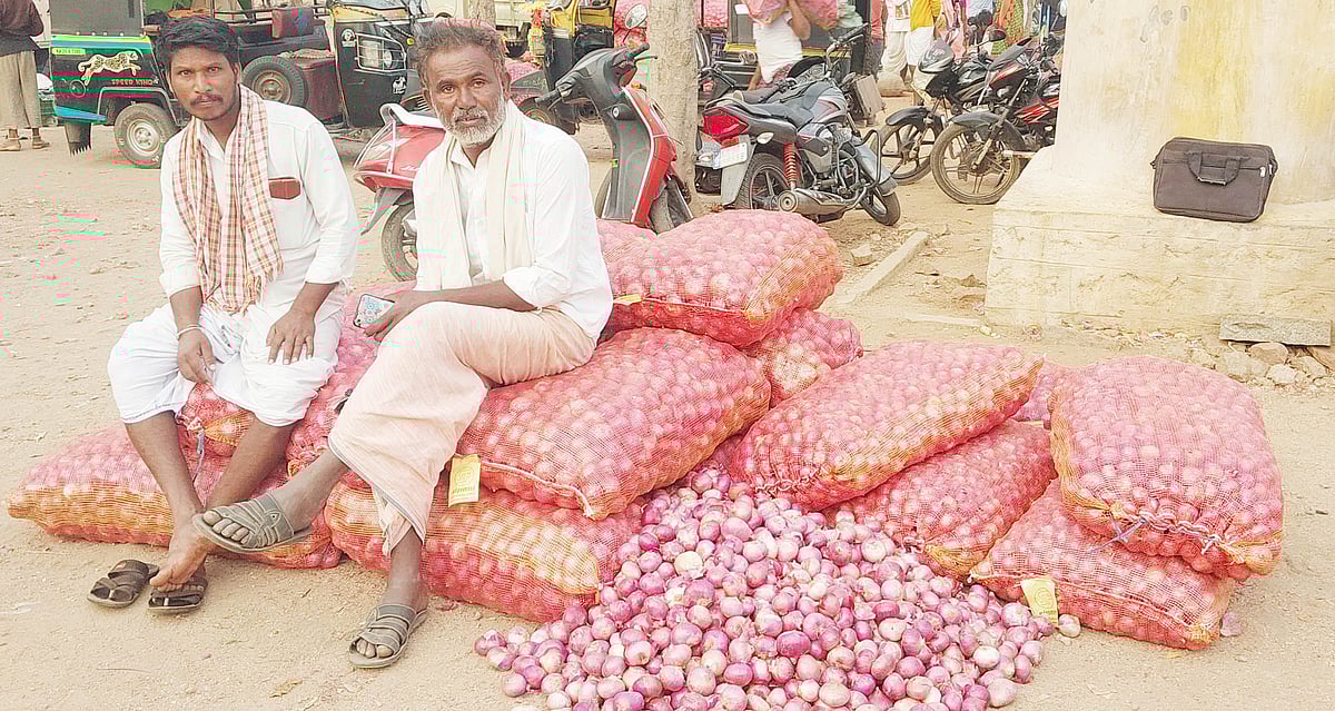 ಕನಕಗಿರಿ: ರೈತರಿಗೆ ಕಣ್ಣೀರು ತರಿಸಿದ ಈರುಳ್ಳಿ