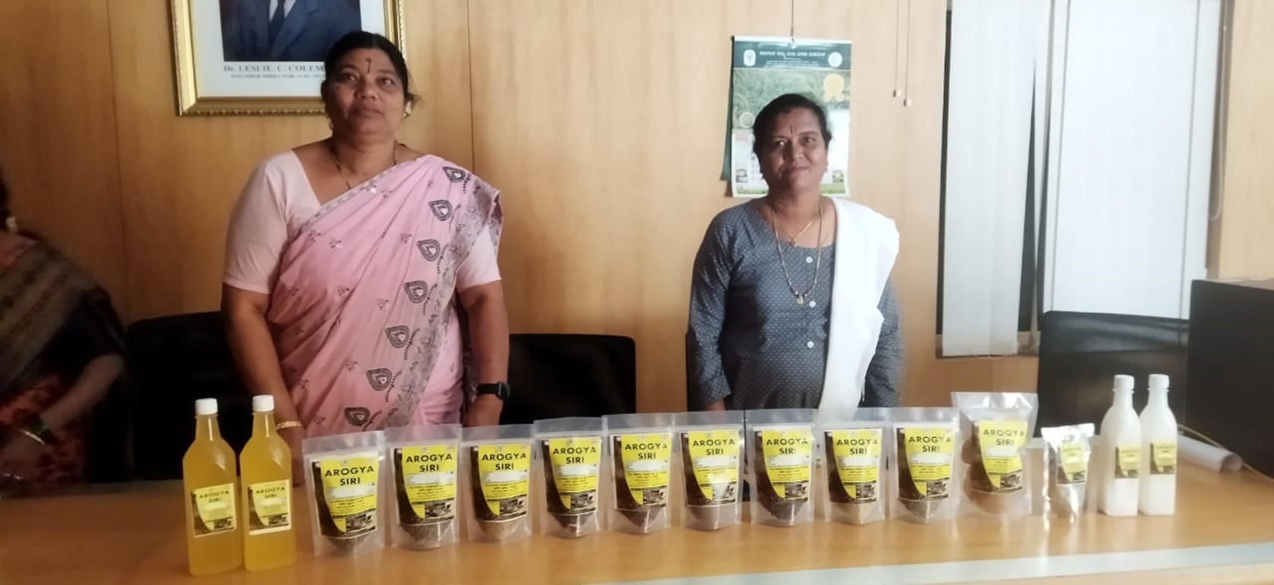 ಓನಕೆ ಓಬವ್ವ ಮಹಿಳಾ ಸಂಘದವರು ತಯಾರಿಸಿದ ಉತ್ಪನ್ನಗಳನ್ನು ಪ್ರದರ್ಶಿಸುತ್ತಿರುವುದು