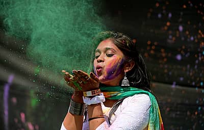 ಬಣ್ಣಗಳೊಂದಿಗೆ ಯುವತಿ ಕಾಣಿಸಿದ್ದು ಹೀಗೆ..