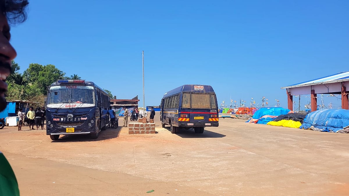 ಭಟ್ಕಳ: ಅನಂತಕುಮಾರ ಹೆಗಡೆ ನೇತೃತ್ವದಲ್ಲಿ ಹಾರಿಸಿದ್ದ ಹನುಮಧ್ವಜ ತಡರಾತ್ರಿ ತೆರವು