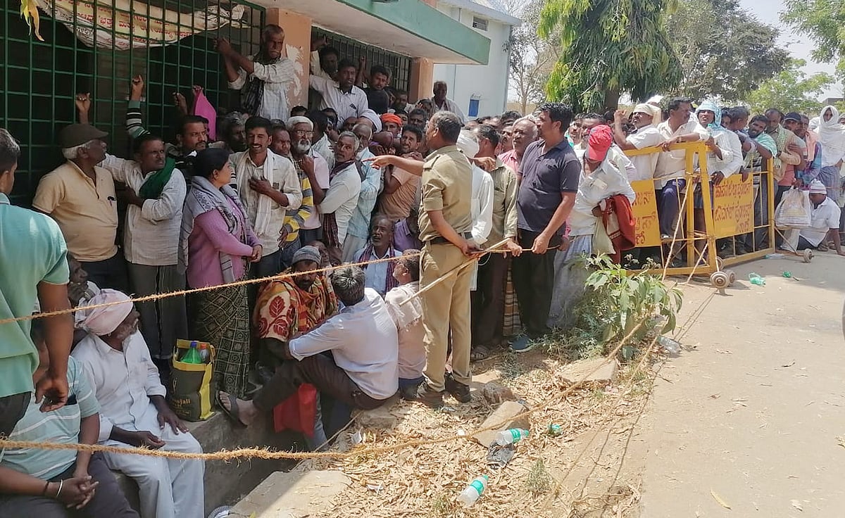 ಕೊಬ್ಬರಿ ಖರೀದಿ ನೊಂದಣಿ: ನೂಕು ನುಗ್ಗಲು, ಸರ್ವರ್ ಸಮಸ್ಯೆ