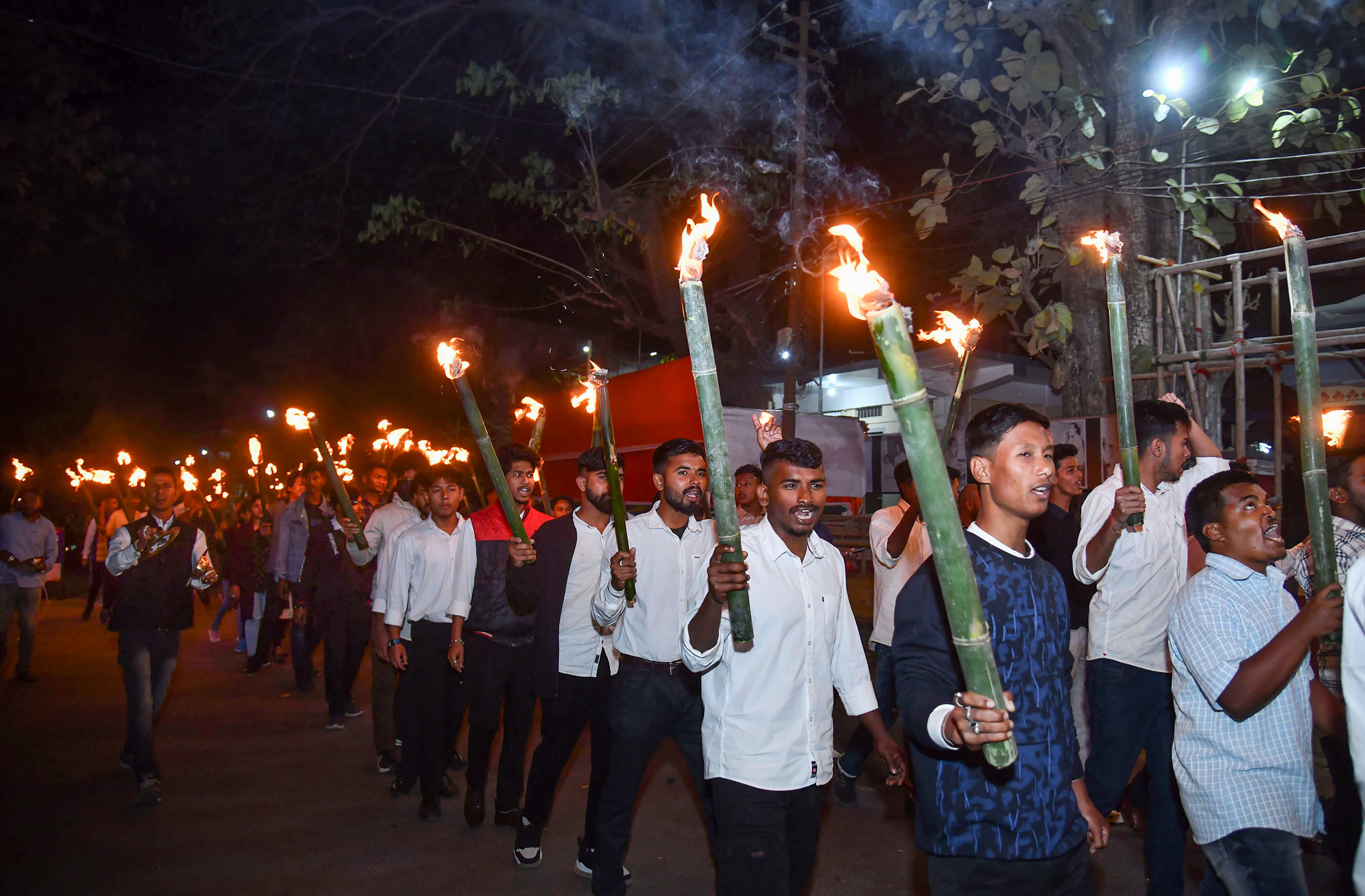 ಸಿಎಎ ವಿರೋಧಿಸಿ ಆಲ್‌ ಅಸ್ಸಾಂ ವಿದ್ಯಾರ್ಥಿಗಳ ಒಕ್ಕೂಟದ (ಎಎಎಸ್‌ಯು) ಸದಸ್ಯರು ಬುಧವಾರ ಅಸ್ಸಾಂನ ಸೋನಿತ್‌ಪುರದಲ್ಲಿ ಪಂಜಿನ ಮೆರವಣಿಗೆ ನಡೆಸಿದರು  –ಪಿಟಿಐ ಚಿತ್ರ