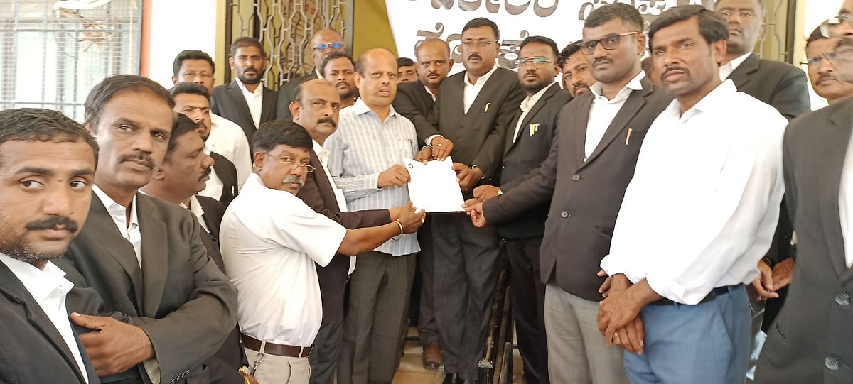 ವಕೀಲರ ಮೇಲಿನ ದೌರ್ಜನ್ಯ ತಡೆಗೆ ಮನವಿ