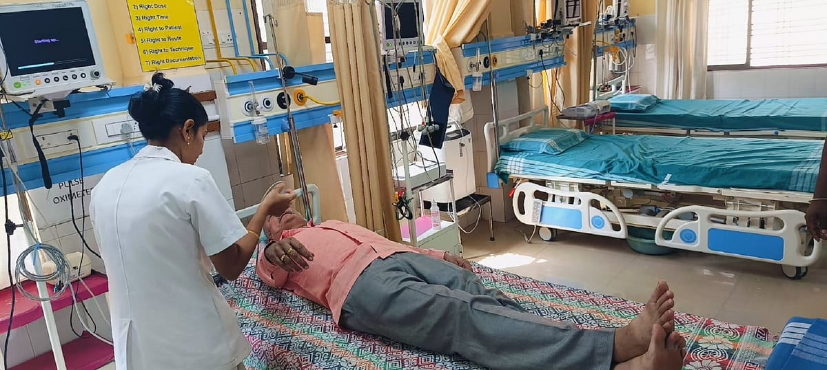 ಮುಂಡಗೋಡ: ಕಾರು ಅಪಘಾತ, ಅಸ್ವಸ್ಥಗೊಂಡ ಮಾಜಿ ಶಾಸಕ ವಿ.ಎಸ್‌.ಪಾಟೀಲ