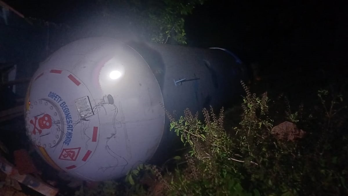 ಹೆದ್ದಾರಿ ಪಕ್ಕದ ಹೊಂಡಕ್ಕೆ ಬಿದ್ದ ಅನಿಲ ತುಂಬಿದ ಟ್ಯಾಂಕರ್: ಸಂಚಾರ ಅಸ್ತವ್ಯಸ್ತ