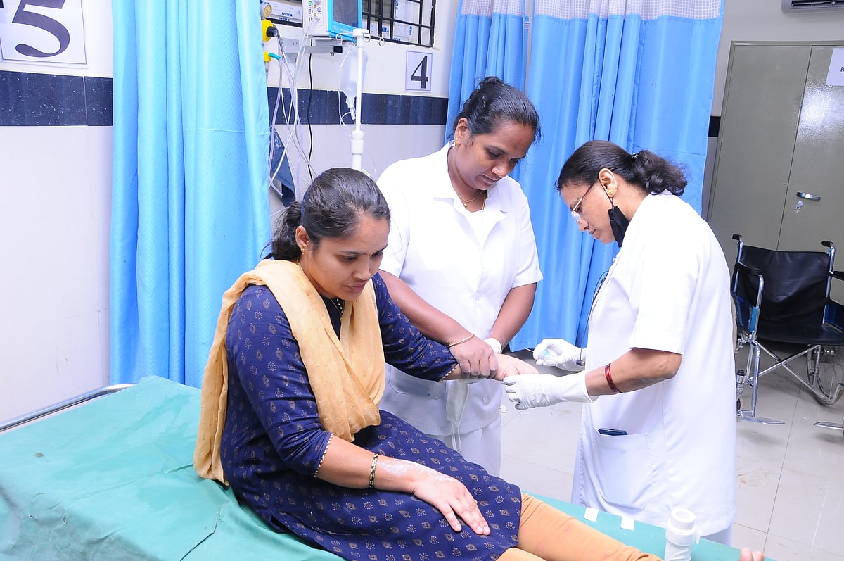 ತುಮಕೂರು: ಬಸ್‌ನಲ್ಲಿ ಆ್ಯಸಿಡ್‌ ಸಿಡಿದು ಮೂವರಿಗೆ ಗಾಯ