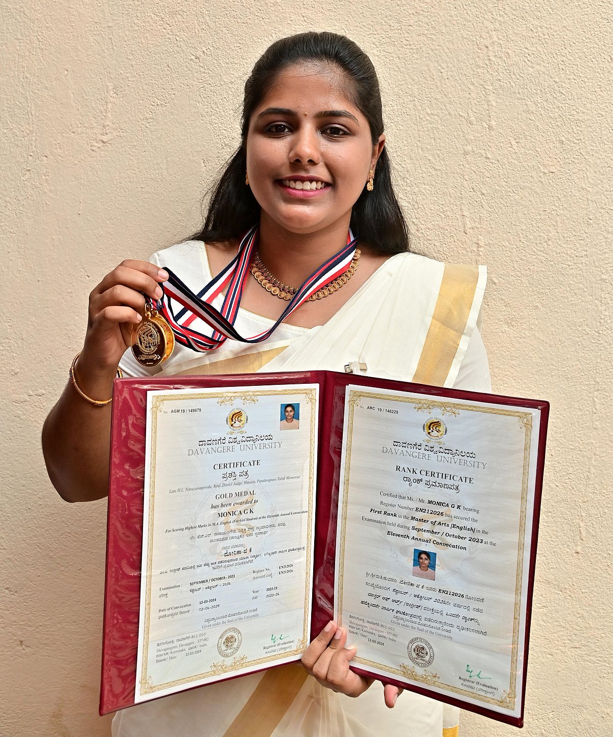 ದಾವಣಗೆರೆ ವಿ.ವಿ: ಚಿನ್ನ ಬಾಚಿಕೊಂಡ ವಿದ್ಯಾರ್ಥಿನಿಯರು