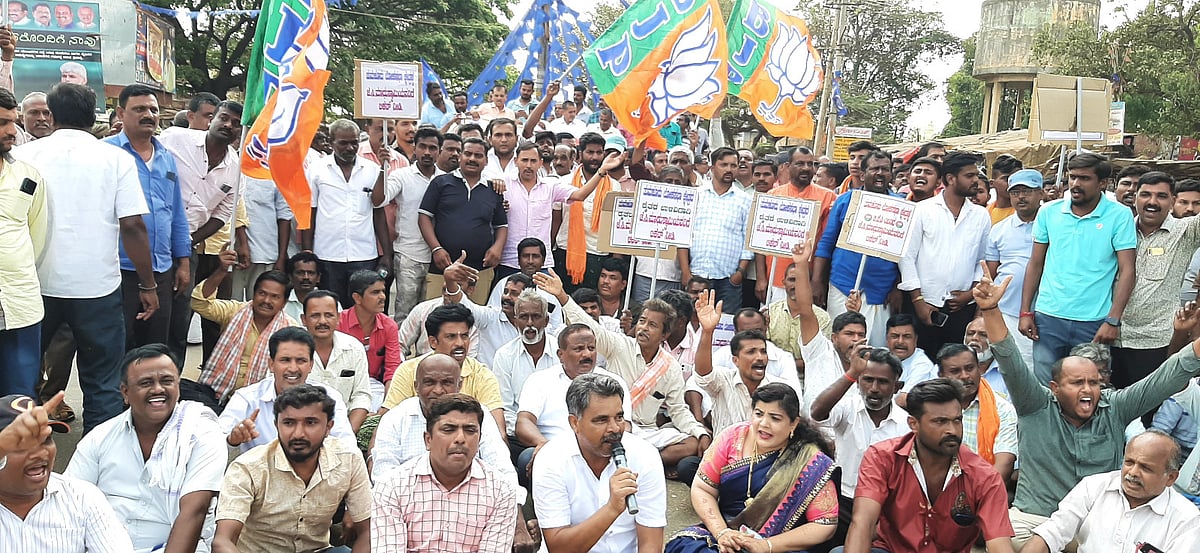 ತುಮಕೂರು: ಗೋ ಬ್ಯಾಕ್ ಸೋಮಣ್ಣ ಘೋಷಣೆ ಕೂಗಿ ಮಾಧುಸ್ವಾಮಿ ಬೆಂಬಲಿಗರಿಂದ ಪ್ರತಿಭಟನೆ