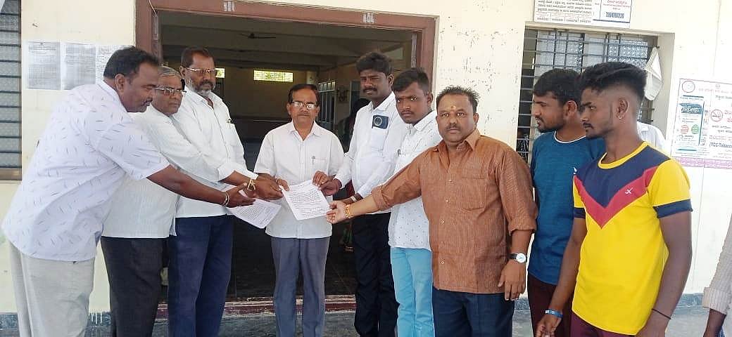 ಕುಕನೂರು: ಸಂಸದ ಅನಂತಕುಮಾರ ಹೆಗಡೆ ಗಡಿಪಾರಿಗೆ ಆಗ್ರಹ