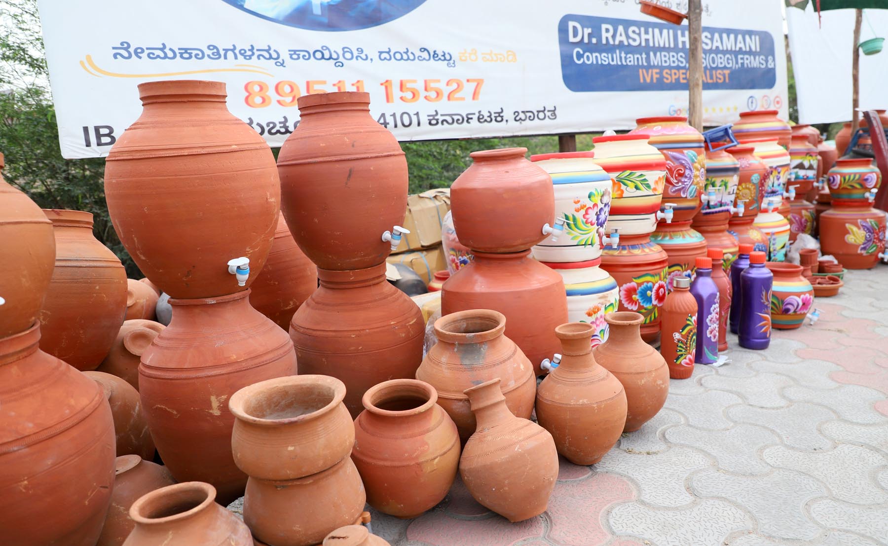 ರಾಯಚೂರಿನ ಎಲ್‌ಐಸಿ ಕಚೇರಿ ಮುಂಭಾಗದ ರಸ್ತೆ ಬದಿಯಲ್ಲಿ ಮಾರಾಟಕ್ಕೆ ಇಡಲಾದ ಬಣ್ಣದ ಗಡಿಗೆಗಳು