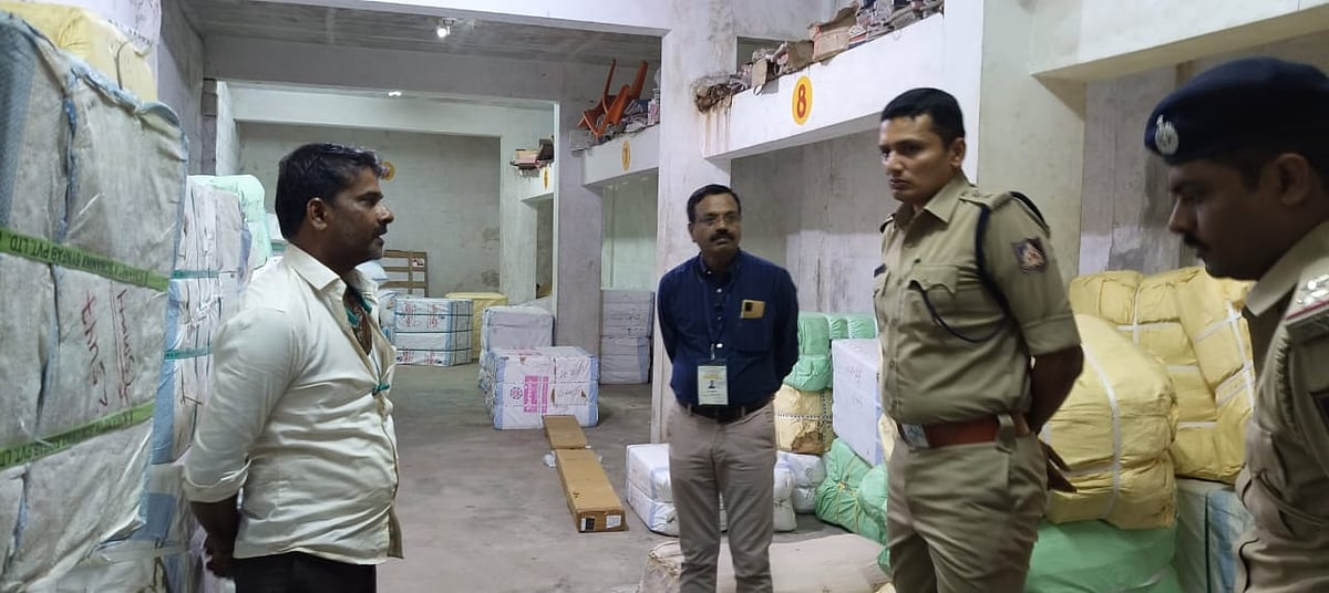 ಲೋಕಸಭೆ ಚುನಾವಣೆ: ಶಿವಮೊಗ್ಗದಲ್ಲಿ ದಾಖಲೆಗಳಿಲ್ಲದ ₹1.10 ಕೋಟಿ ಮೌಲ್ಯದ ಸೀರೆ ವಶ