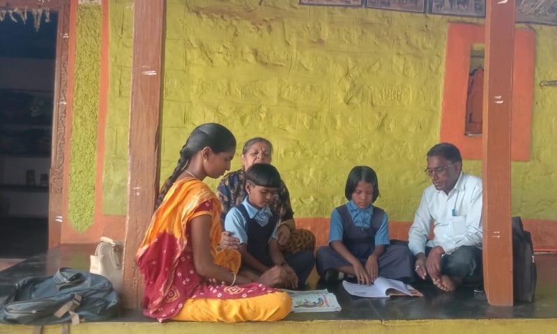 ವಿದ್ಯಾರ್ಥಿಗಳ ಮನೆಗೆ ಶಿಕ್ಷಕರ ಭೇಟಿ