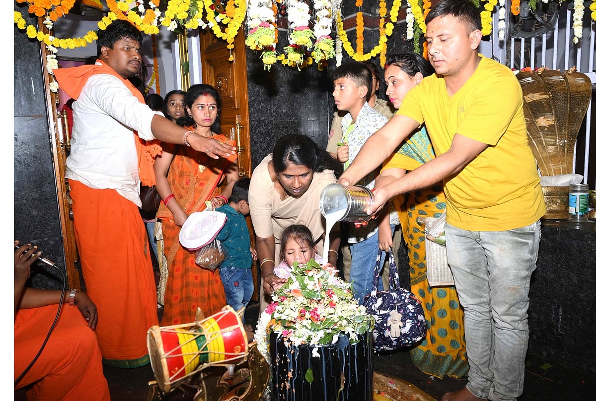 ಬೀದರ್‌: ಎಲ್ಲೆಡೆ ಶಿವನಾಮ ಸ್ಮರಣೆ, ಇಷ್ಟಲಿಂಗ ಪೂಜೆ