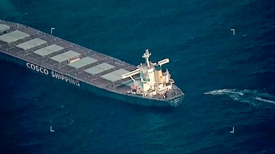 ಹಡಗಿನ ಮೇಲೆ ದಾಳಿ, ನೆರವಿಗೆ ಧಾವಿಸಿದ ನೌಕಾಪಡೆ: 13 ಮಂದಿ ಭಾರತೀಯರು ಸುರಕ್ಷಿತ