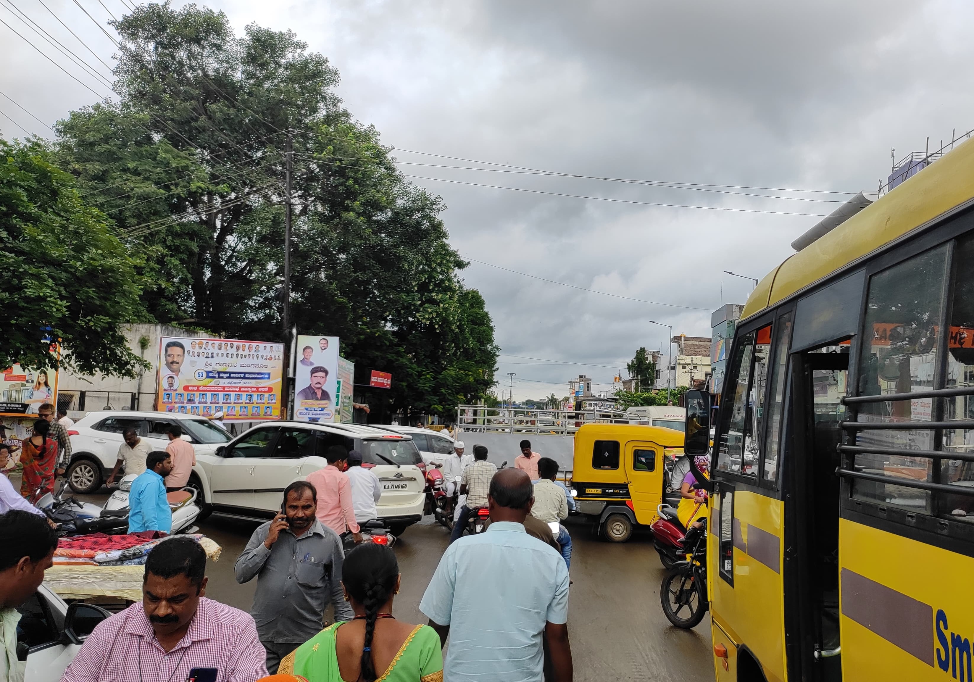 ಅಥಣಿ ಪಟ್ಟಣದ ಹಲ್ಯಾಳ ವೃತ್ತದಲ್ಲಿ   ಸಂಚಾರ ದಟ್ಟಣೆ – ಪ್ರಜಾವಾಣಿ ಚಿತ್ರ
