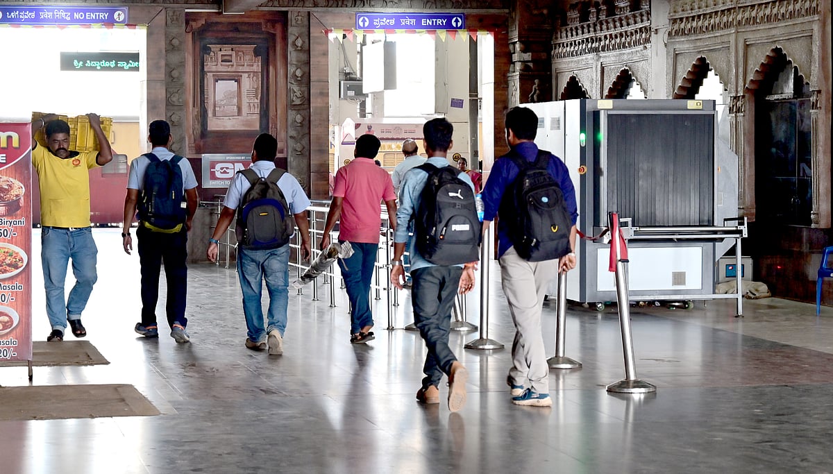 ಹುಬ್ಬಳ್ಳಿ: ರೈಲು ನಿಲ್ದಾಣದಲ್ಲಿ ಭದ್ರತೆ ಕೊರತೆ, 4 ಕಡೆಯಿಂದ ಅನಧಿಕೃತ ಪ್ರವೇಶ