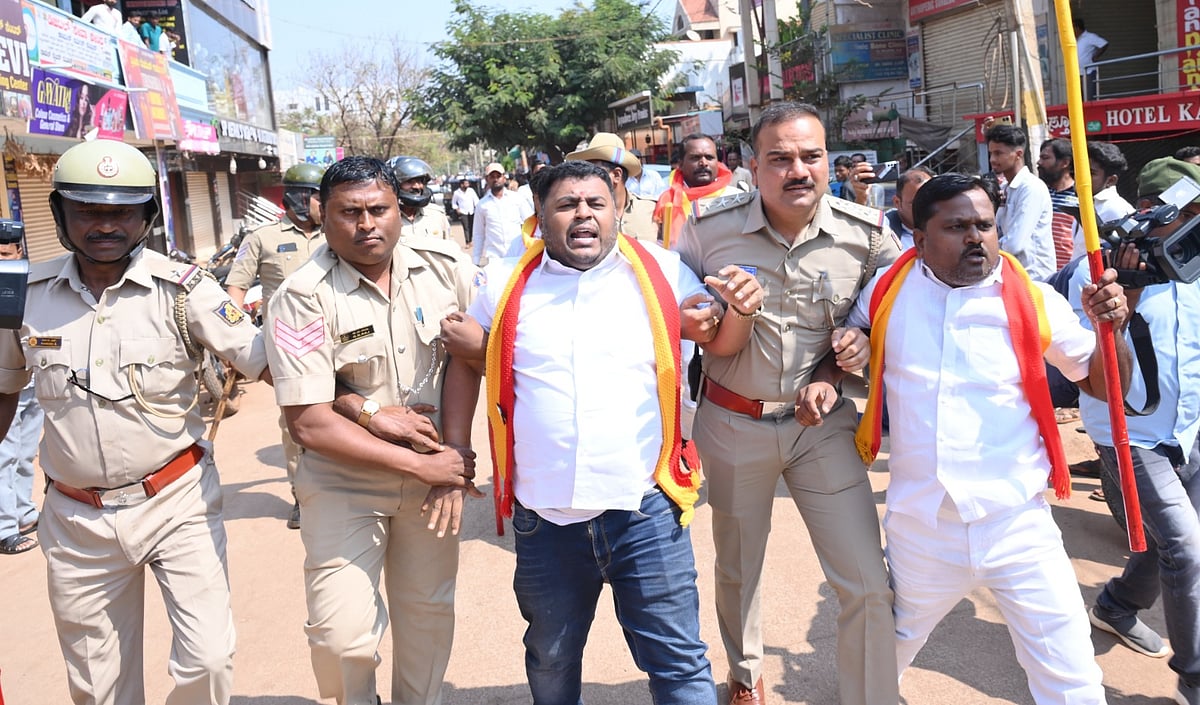 ಕನ್ನಡೇತರ ನಾಮಫಲಕ ಧ್ವಂಸಗೊಳಿಸಿ ಹೋರಾಟ: ರಕ್ಷಣಾ ವೇದಿಕೆ ಕಾರ್ಯಕರ್ತರ ಬಂಧನ