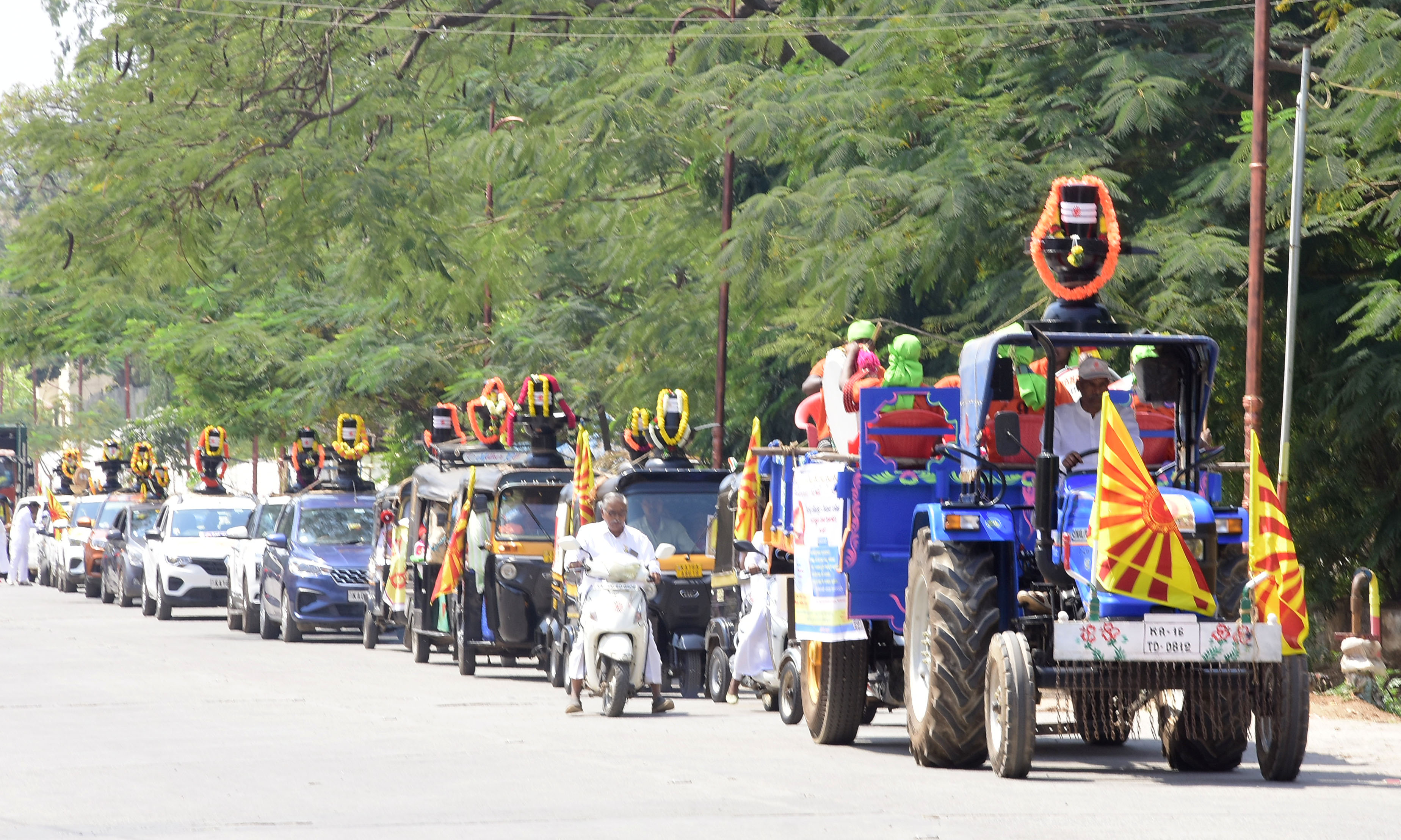 ಪ್ರಜಾಪಿತ ಬ್ರಹ್ಮಕುಮಾರಿ ಈಶ್ವರೀಯ ವಿಶ್ವವಿದ್ಯಾಲಯದ ವತಿಯಿಂದ ಶಿವಧಾಮ ಮಹೋತ್ಸವದ ಅಂಗವಾಗಿ ಚಿತ್ರದುರ್ಗದ ಪ್ರಮುಖ ಬೀದಿಗಳಲ್ಲಿ ಶಿವಲಿಂಗುಗಳೊಂದಿಗೆ ಮೆರವಣಿಗೆ ನಡೆಯಿತು