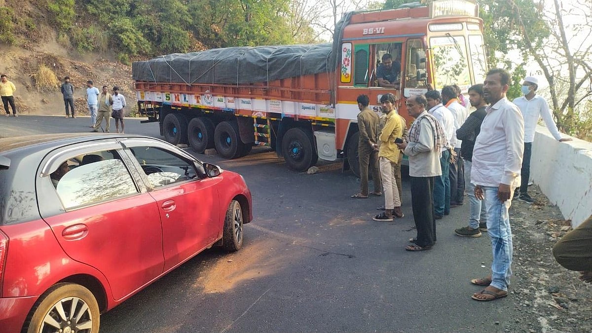 ಬೆಳ್ತಂಗಡಿ: ಚಾರ್ಮಾಡಿ ಘಾಟಿ ತಿರುವಿನಲ್ಲಿ ಸಿಕ್ಕಿಹಾಕಿಕೊಂಡ ಲಾರಿ: ವಾಹನ ದಟ್ಟಣೆ 