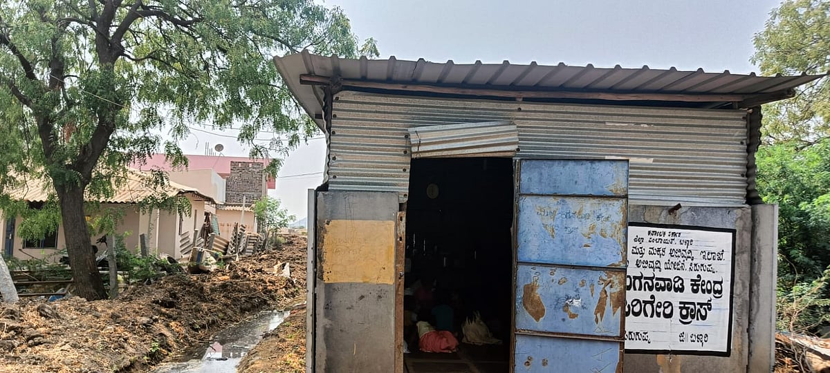 ಬಳ್ಳಾರಿ | ಅಂಗನವಾಡಿ ಕೇಂದ್ರ: ಶೆಡ್‌ಗಳೇ ‘ಆಸರೆ’