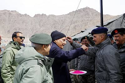 ಲೇಹ್–ಲಡಾಖ್‌ನಲ್ಲಿ ಸೈನಿಕರೊಂದಿಗೆ ಹೋಳಿ ಆಚರಿಸಿದ ಸಚಿವ ರಾಜನಾಥ್ ಸಿಂಗ್