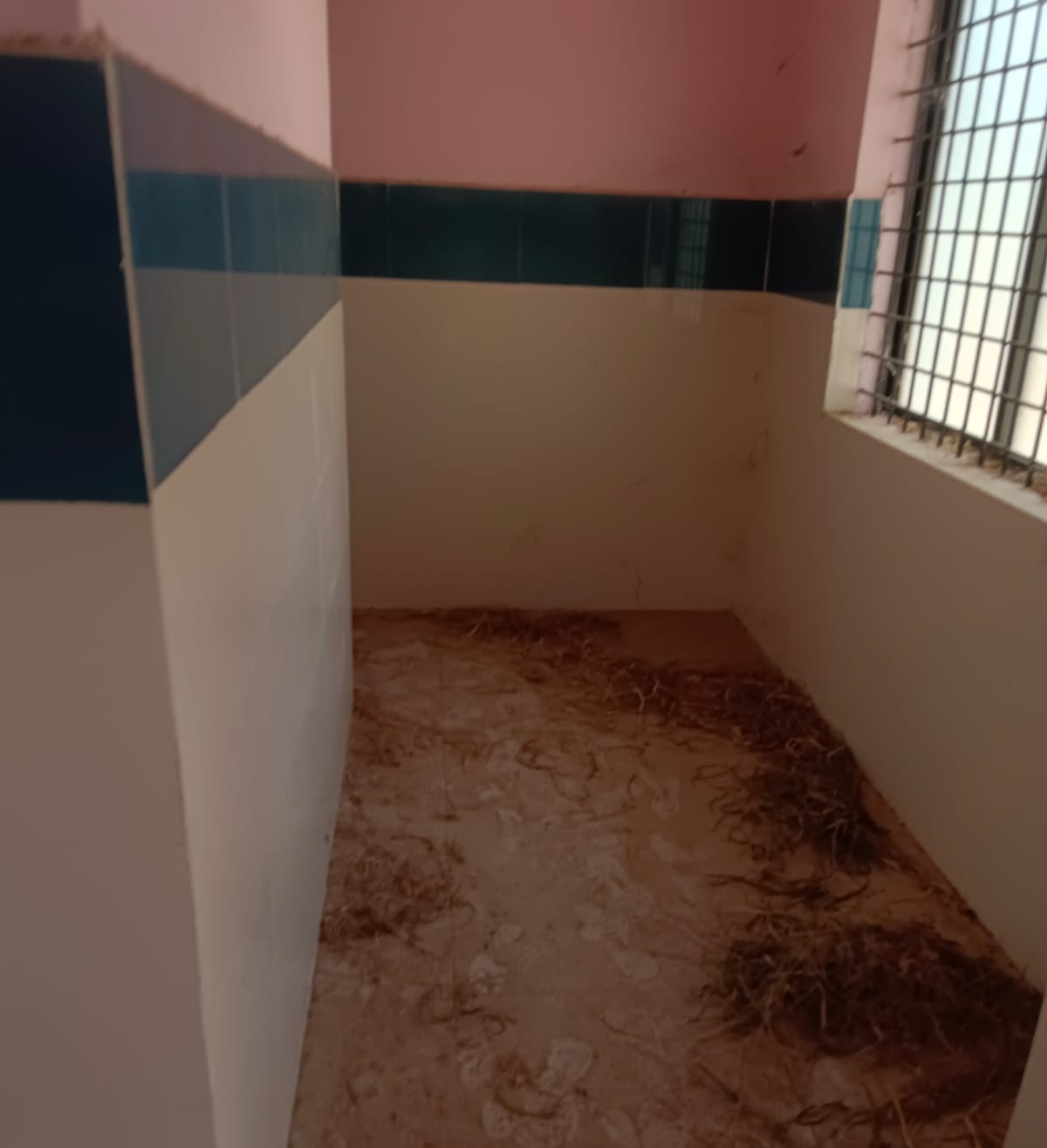 ಸಮುದಾಯ ಆರೋಗ್ಯ ಕೇಂದ್ರ ಕೊಠಡಿಯಲ್ಲಿ ಕಸ