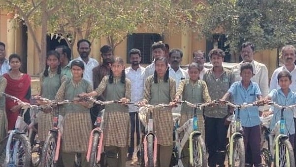 11 ವಿದ್ಯಾರ್ಥಿಗಳಿಗೆ ಸೈಕಲ್ ಕೊಡಿಸಿದ ಕಾರ್ಮಿಕ