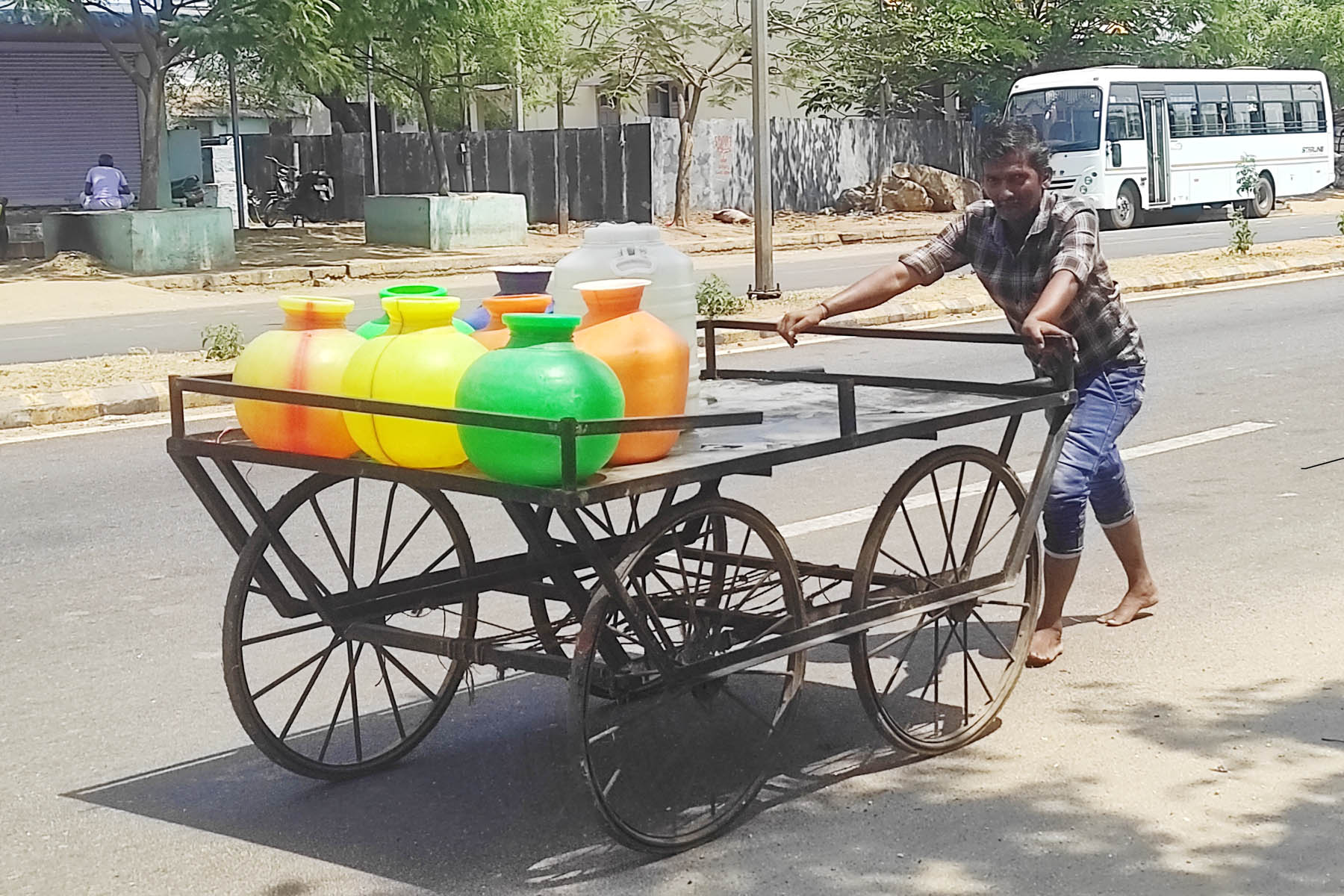 ಮರಿಯಮ್ಮನಹಳ್ಳಿಯಲ್ಲಿ ಕುಡಿಯುವ ನೀರಿಗಾಗಿ ನಿತ್ಯ ಕಂಡು ಬರುವ ದೃಶ್ಯ