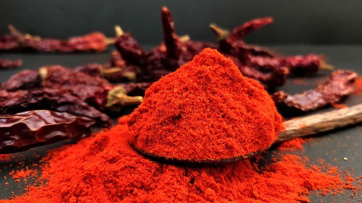 ಮಂಡ್ಯ | ನೋಟಿಸ್ ಕೊಡಲು ಬಂದ ನ್ಯಾಯಾಲಯದ ಅಮೀನ್‌ಗೆ ಖಾರದಪುಡಿ ಎರಚಿದ ಆರೋಪಿ ಪತ್ನಿ