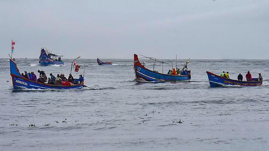 ಶ್ರೀಲಂಕಾ ಜಲಗಡಿಯಲ್ಲಿ ಮೀನುಗಾರಿಕೆ ನಡೆಸಿದ  ಆರೋಪ: 15 ಭಾರತೀಯರು ವಶಕ್ಕೆ