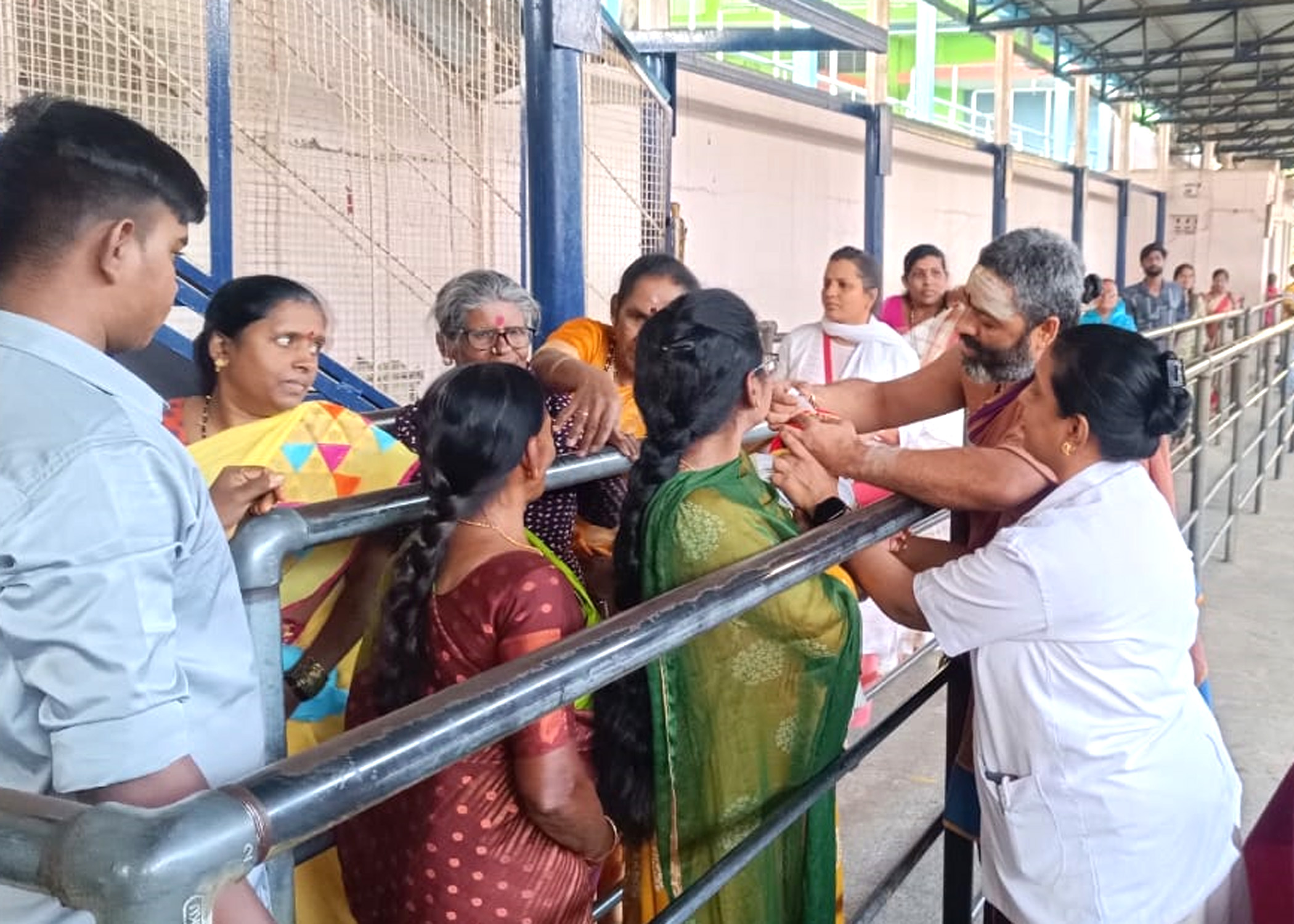 ದೊಡ್ಡಬಳ್ಳಾಪುರ ತಾಲ್ಲೂಕಿನ ಘಾಟಿ ಸುಬ್ರಹ್ಮಣ್ಯಸ್ವಾಮಿ ದೇವಾಲಯಕ್ಕೆ ಭಾನುವಾರ ಪೋಷಕರೊಂದಿಗೆ ಬಂದಿದ್ದ ಮಕ್ಕಳಿಗೆ ದೇವಾಲಯದ ಪ್ರದಾನ ಅರ್ಚಕ ನಾಗೇಂದ್ರಸ್ವಾಮಿ ಪೋಲಿಯೋ ಲಸಿಕಾ ಹನಿ ಹಾಕಿದರು