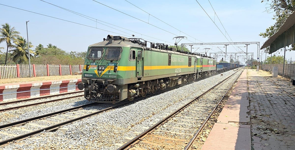 ಪಶ್ಚಿಮ ಬಂಗಾಳ | ಹಳಿತಪ್ಪಿದ ಪೆಟ್ರೋಲ್ ಸಾಗಿಸುತ್ತಿದ್ದ ಗೂಡ್ಸ್ ರೈಲು
