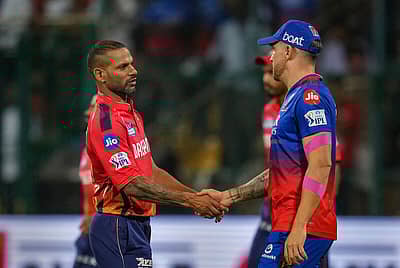 ಗೆಲುವಿನ ನಂತರ ಆರ್‌ಸಿಬಿ ನಾಯಕ ಡುಪ್ಲೆಸಿಯನ್ನು ಅಭಿನಂದಿಸುತ್ತಿರುವ ಪಂಜಾಬ್‌ ಕಿಂಗ್ಸ್‌ ನಾಯಕ ಶಿಖರ್‌ ಧವನ್‌