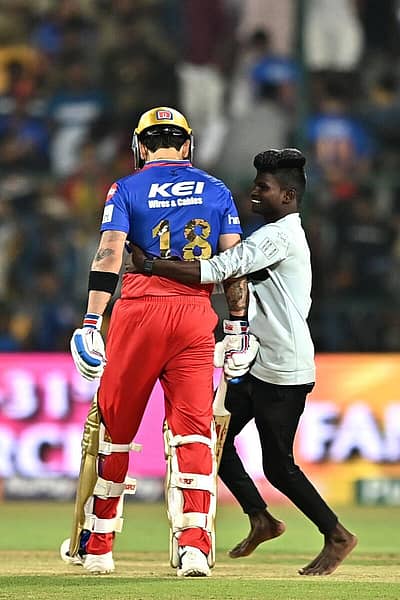 ಗ್ಯಾಲರಿಯಲ್ಲಿದ್ದ ಅಭಿಮಾನಿಯೊಬ್ಬಮೈದಾನಕ್ಕೆ ನುಗ್ಗಿ ವಿರಾಟ್‌ ಕೊಹ್ಲಿಯನ್ನು ತಬ್ಬಿಕೊಂಡ ದೃಶ್ಯ 