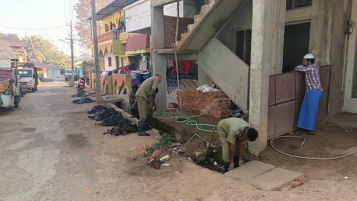 ಹಳಿಯಾಳ | ಮಳೆಗಾಲದ ಪೂರ್ವ ಸಿದ್ದತೆ: ಪುರಸಭೆಯಿಂದ ಕಾಲುವೆ ಸ್ವಚ್ಛತೆ ಆರಂಭ