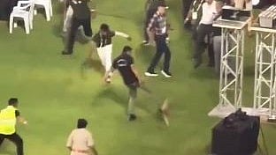 IPL ಪಂದ್ಯದ ವೇಳೆ ಮೈದಾನಕ್ಕೆ ನುಗ್ಗಿದ ಬೀದಿ ನಾಯಿಯನ್ನು ಫುಟ್‌ಬಾಲ್ ರೀತಿ ಒದ್ದರು