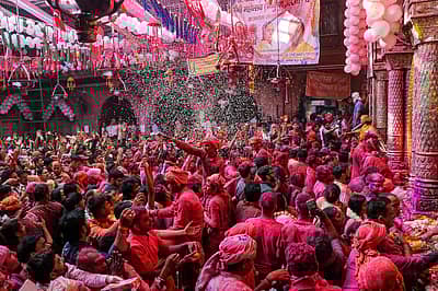 ಮಥುರಾದಲ್ಲಿ ಜನರು ಹೋಳಿ ಆಡಿ ಸಂಭ್ರಮಿಸಿದರು.
