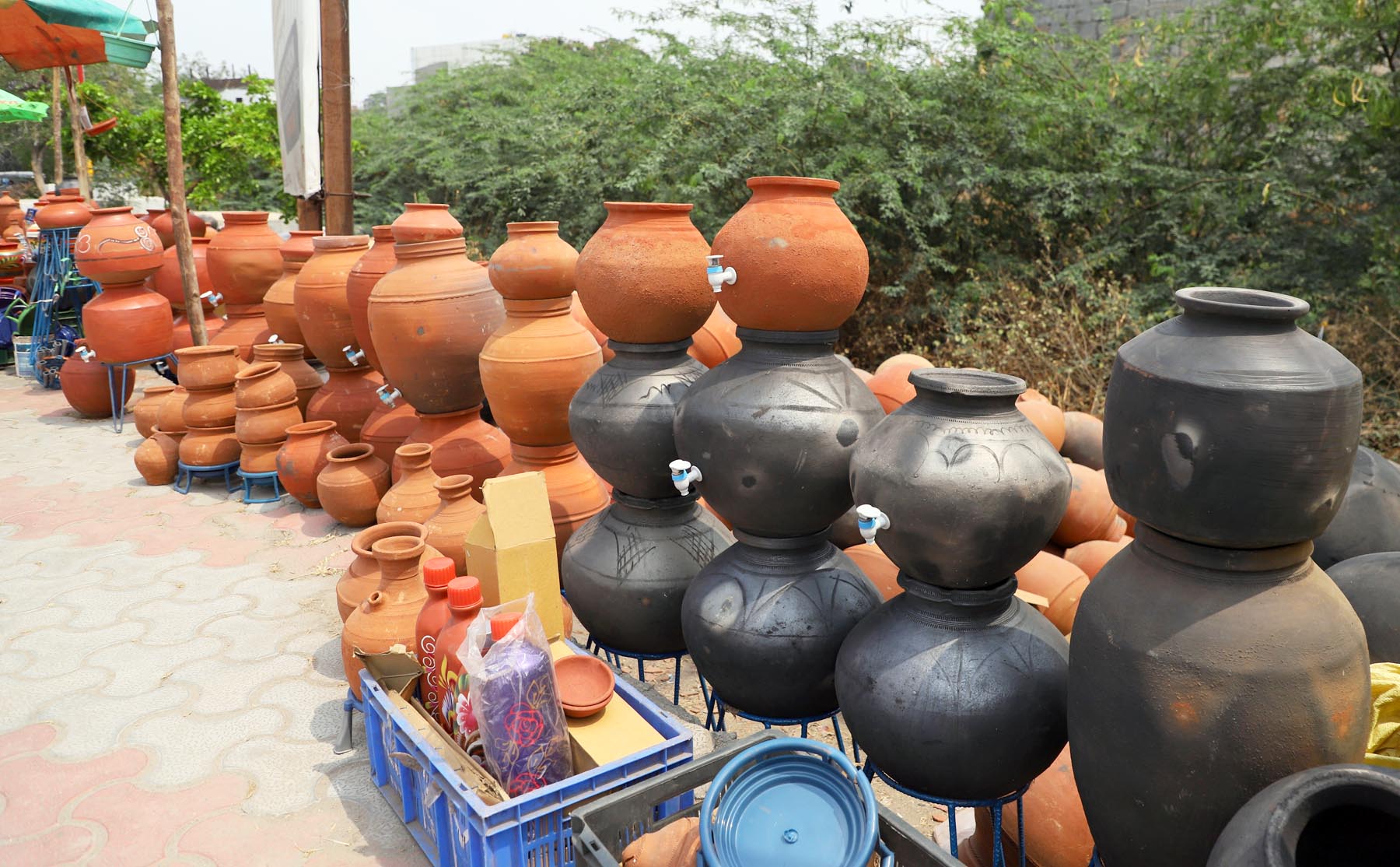 ರಾಯಚೂರಿನ ಎಲ್‌ಐಸಿ ಕಚೇರಿ ಮುಂಭಾಗದ ರಸ್ತೆ ಬದಿಯಲ್ಲಿ ಯಾದಗಿರಿಯ ವ್ಯಾಪಾರಸ್ಥರು ಗಡಿಗೆ ಮಾರಾಟಕ್ಕೆ ಇಟ್ಟಿರುವುದು