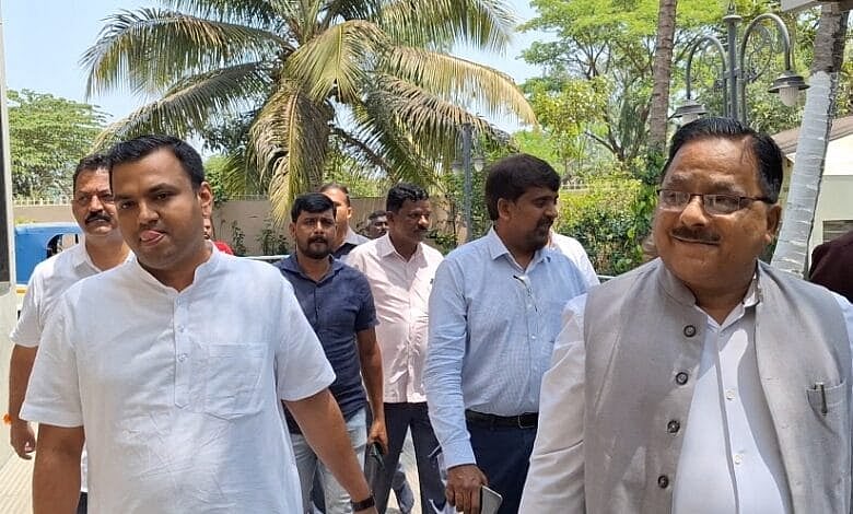 ಕೆ.ಎಸ್. ಈಶ್ವರಪ್ಪ ನಿವಾಸಕ್ಕೆ ಬಿಜೆಪಿ ನಾಯಕರ ದೌಡು: ಮನವೊಲಿಕೆ ಯತ್ನ