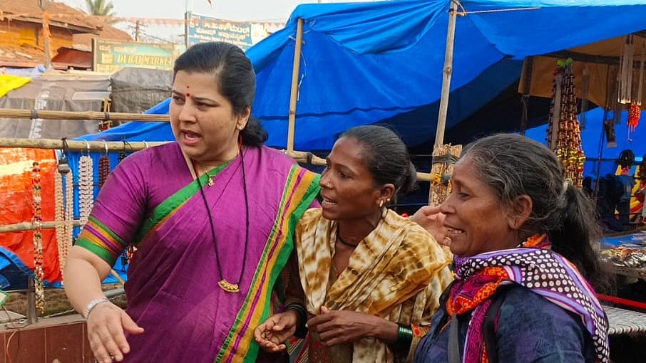 LS polls | ಶಿರಸಿ ಮಾರಿಕಾಂಬಾ ಜಾತ್ರೆ ಸುತ್ತಾಡಿದ ಕಾಂಗ್ರೆಸ್ ಅಭ್ಯರ್ಥಿ