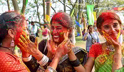 ಖುಷಿಯಿಂದ ಬಣ್ಣ ಹಚ್ಚಿಕೊಂಡು ಸಂಭ್ರಮಿಸಿದ ಮಹಿಳೆಯರು.