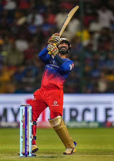 10 ಎಸೆತಗಳಲ್ಲಿ 28ರನ್‌ ಗಳಿಸುವ ಮೂಲಕ ಪಂದ್ಯದ ಗೆಲುವಿಗೆ ಆಪತ್ಭಾಂದವನಾದ ದಿನೇಶ್‌ ಕಾರ್ತಿಕ್‌