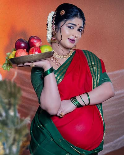 ಕೆಂಪು ಬಣ್ಣದ ಸೀರೆಯುಟ್ಟು ಅದಿತಿ  ಕಂಗೊಳಿಸಿದರು.