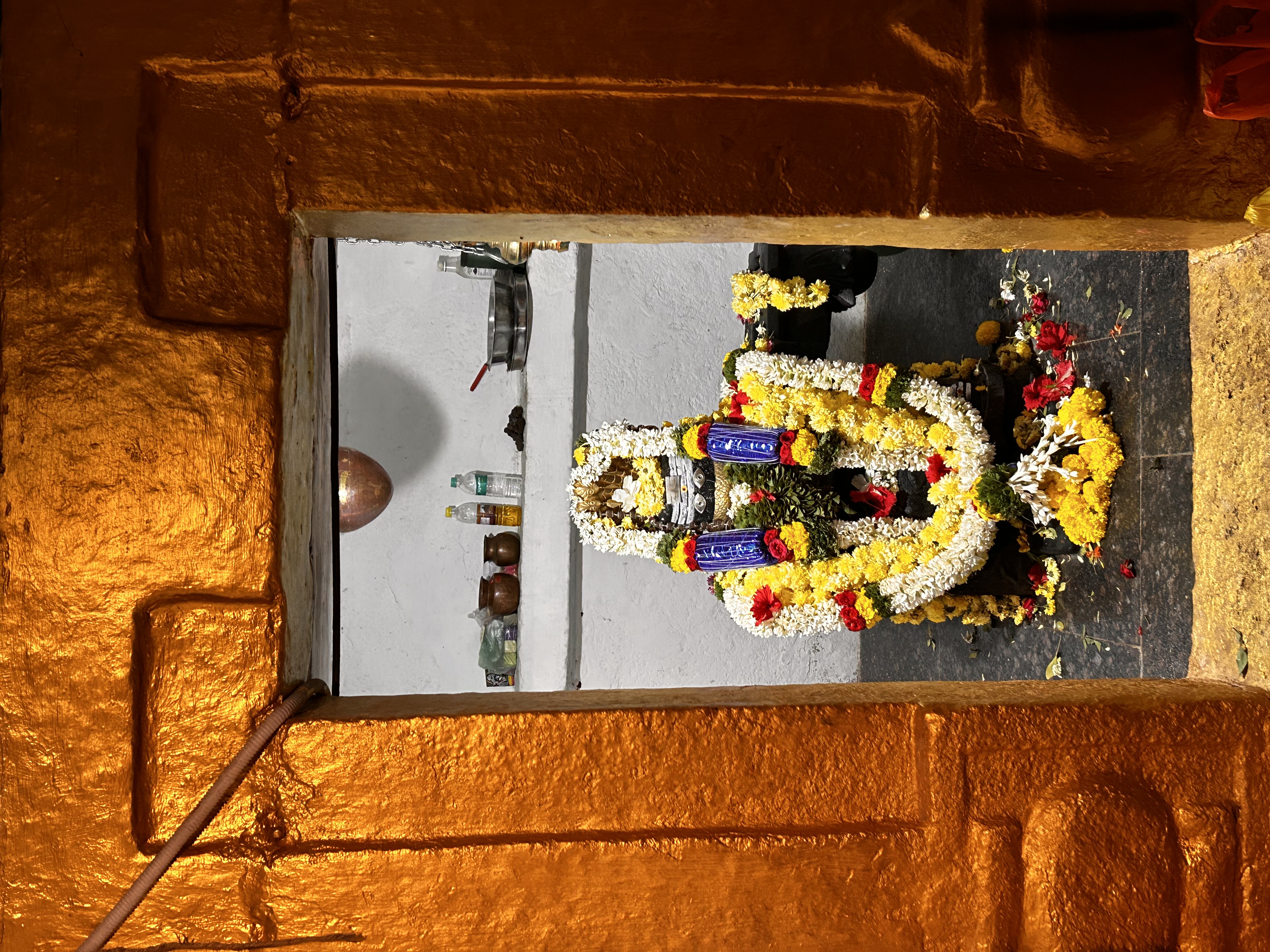 ಚಿತ್ರದುರ್ಗ ತಾಲ್ಲೂಕಿನ ಮದಕರಿಪುರ ಗ್ರಾಮದ ಕಾಳಹಸ್ತೇಶ್ವರಸ್ವಾಮಿ ಮೂರ್ತಿಯನ್ನು ವಿಶೇಷವಾಗಿ ಅಲಂಕರಿಸಿರುವುದು