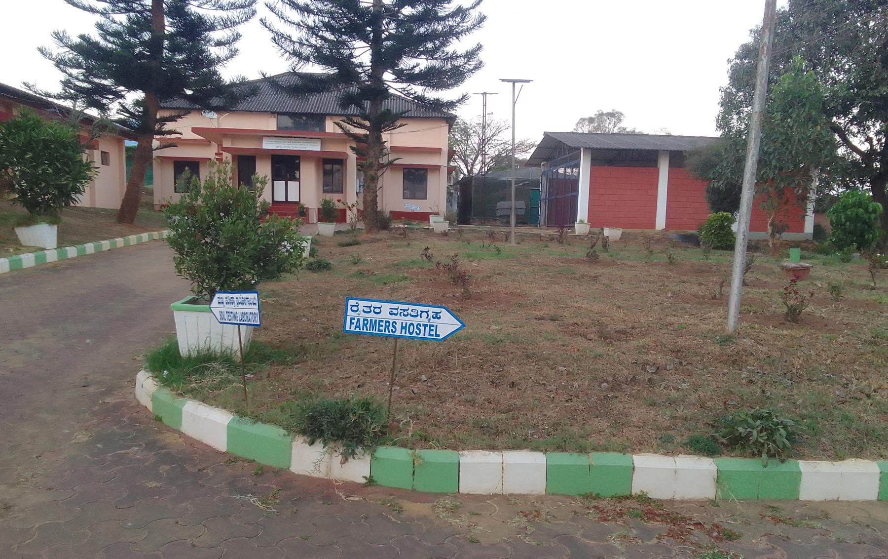 ಕೃಷಿ ವಿಜ್ಞಾನ ಕೇಂದ್ರದ ಆವರಣದಲ್ಲಿದ್ದ ಹೂ ತೋಟ ಬರಿದಾಗಿರುವುದು