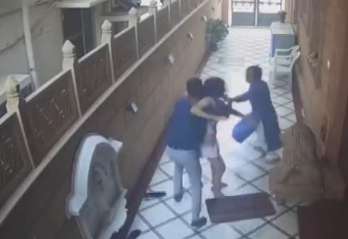 ವಿಡಿಯೊ: ಶಸ್ತ್ರಸಜ್ಜಿತ ದರೋಡೆಕೋರರ ವಿರುದ್ಧ ಹೋರಾಡಿ ಗೆದ್ದ ತಾಯಿ-ಮಗಳು!