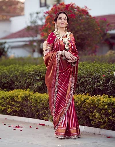 ಕೆಂಪು ಮತ್ತು ಗುಲಾಬಿ ಬಣ್ಣ ಹೊಂದಿರುವ ಈ ಸೀರೆಯನ್ನು ಕೈಮಗ್ಗದಲ್ಲಿ ತಯಾರಿಸಲಾಗಿದೆ. 